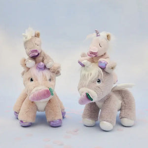 Kind spielt mit dem lila Binky Baby Unicorn von Olli Ella