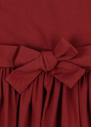 Kind trägt das Coeur Collar Kleid Red Dahlia