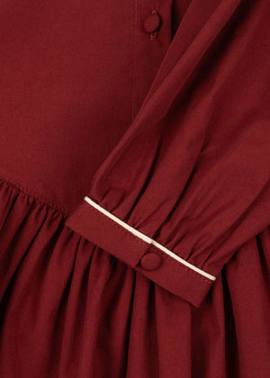 Puffärmel und stoffbezogene Knöpfe am Coeur Collar Kleid