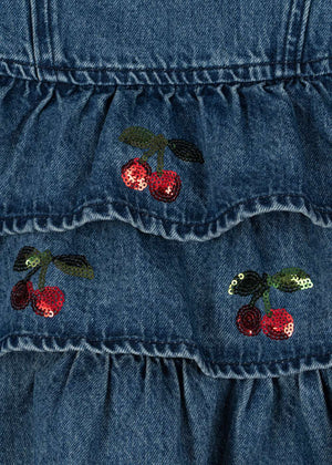 Kind trägt das Elba Jeanskleid in Denim Blue