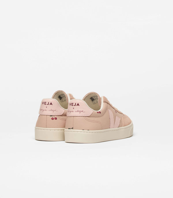 Veja x Konges Sløjd Small Volley Cherry Petale, Rückansicht mit Laufsohle aus Naturkautschuk