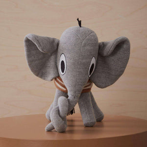 OYOY Kuscheltier Elefant Henry im Kinderzimmer auf dem Regal