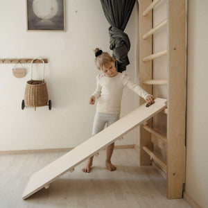 Fitwood TUOHI Rutschrampe Birke – Kind rutscht hinunter