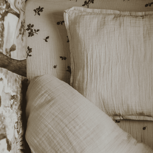 Musselin-Fixleintuch Blueberry von Garbo&Friends im Babybett