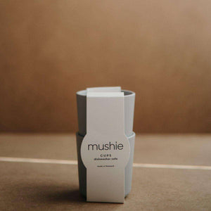 Zwei Mushie Trinkbecher Sage auf dem Kindertisch