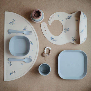 Silikon Tischset Lilac Flowers von Mushie im Einsatz beim Essen
