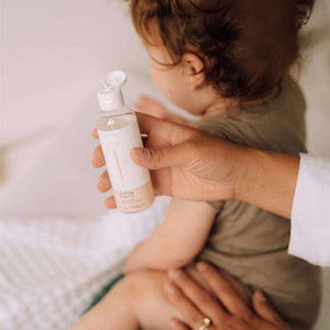 Babyöl von Naïf Care zieht schnell ein und hinterlässt keinen fettigen Film