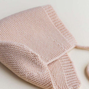 Hvid Bonnette Dolly Apricot – gestrickte Babymütze im Aprikoseton