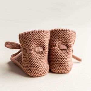 Hvid Booties Terracotta – Babyschuhe im warmen Terrakottaton, in Belgien gestrickt