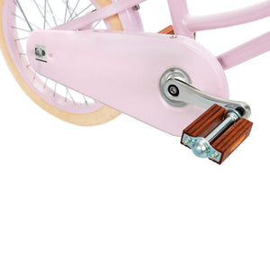 Kind fährt das Banwood Kinderfahrrad Classic in Rosa