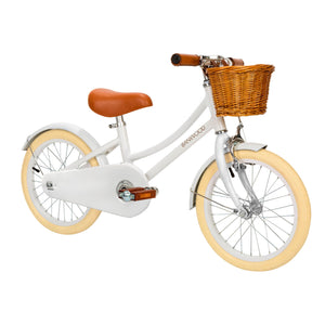 Weidenkorb vorne am weissen Banwood Kinderfahrrad Classic