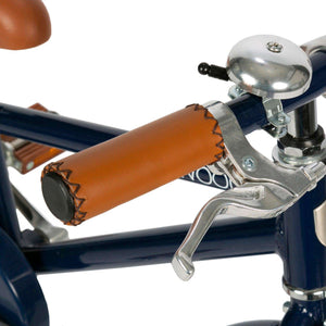 Weidenkorb und Klingel am navyblauen Banwood Classic