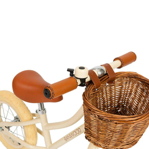 Sattel und Stahlrahmen des Banwood Laufrads First GO! Cream