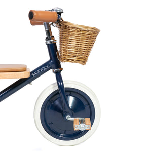 Gummibereifte Räder tragen das Banwood Dreirad Dark Navy Blue