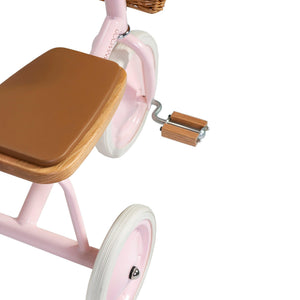 Sitz aus Eichenholz, 30 cm über dem Boden, am pinken Banwood Dreirad