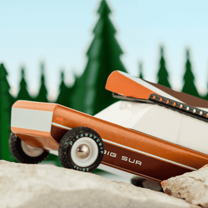 Candylab Big Sur Braun beim Spielen, robustes Holzauto für den Alltag