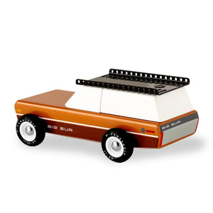 Candylab Big Sur in Braun, Holzauto mit Farbe auf Wasserbasis lackiert