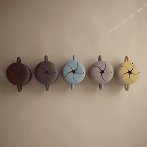 Mushie Snackbecher Powder Blue, spülmaschinenfest und aus Silikon