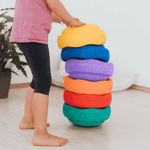 Stapelstein Rainbow Classic als Turm gebaut, geeignet ab 1 Jahr