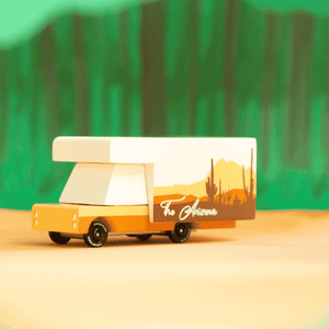 Candylab Toys Arizona RV mit aufgedruckter Fensterreihe am Wohnmobil