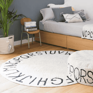 Lorena Canals ABC-Teppich – Buchstaben mit natürlichen Farbstoffen gefärbt