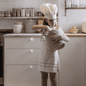Holzlöffel und Kochmütze aus dem Lorena Canals Spielkorb Little Chef