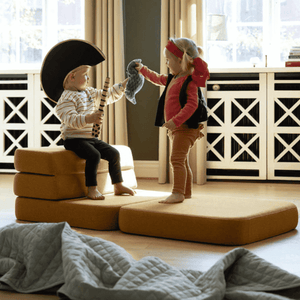 Zwei Kissen gehören zum byKlipKlap Spielsofa Single Mustard