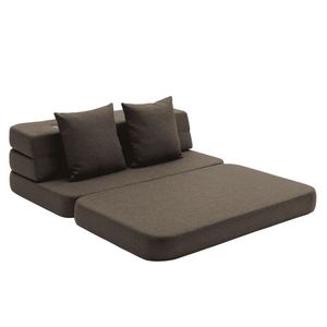 Nähte und die zwei mitgelieferten Kissen des byKlipKlap Sofas Brown w. Sand
