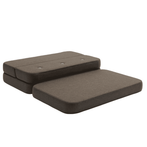 Der Bezugsstoff des byKlipKlap Sofas in Brown w. Sand