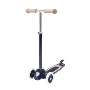 Trittbrett des dreirädrigen Banwood Scooters in Navy