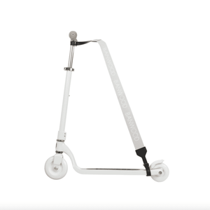 Scooter über der Schulter getragen am Banwood Gurt in Cream