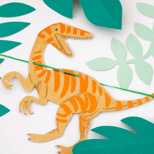 Die XL-Girlande von Meri Meri füllt den ganzen Raum für die Dino-Party