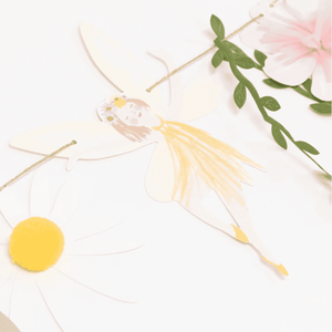 Seidenpapier-Quasten an den Blumen der Meri Meri Fairy Girlande