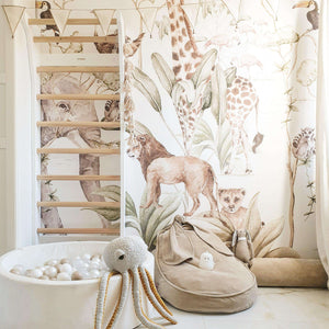Fitwood TAIMI Sprossenwand Birke – Kind klettert an der Wand
