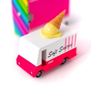 Ice Cream Van von Candylab im Spiel mit weiteren Holzautos