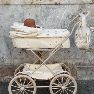 Konges Sløjd Puppenwagen Pram Lemon in Gelb mit weichen Griffen am Metallrahmen