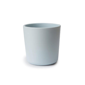 Trinkbecher Powder Blue von Mushie neben passendem Kindergeschirr