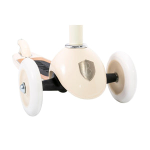 Die drei Räder des Banwood Scooters Cream